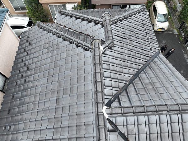 さいたま市にて屋根修理〈瓦からスーパーガルテクトへ葺き替え工事〉の施工前写真